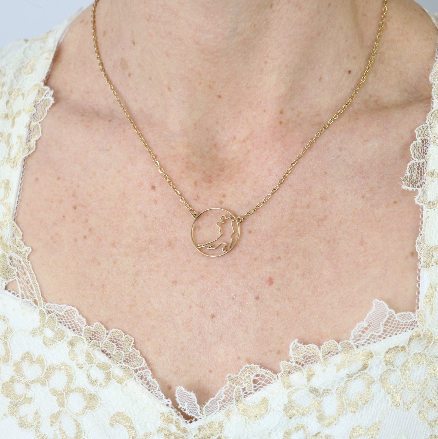 Tango dancers silhouette medallion necklace figure1 small format - gold