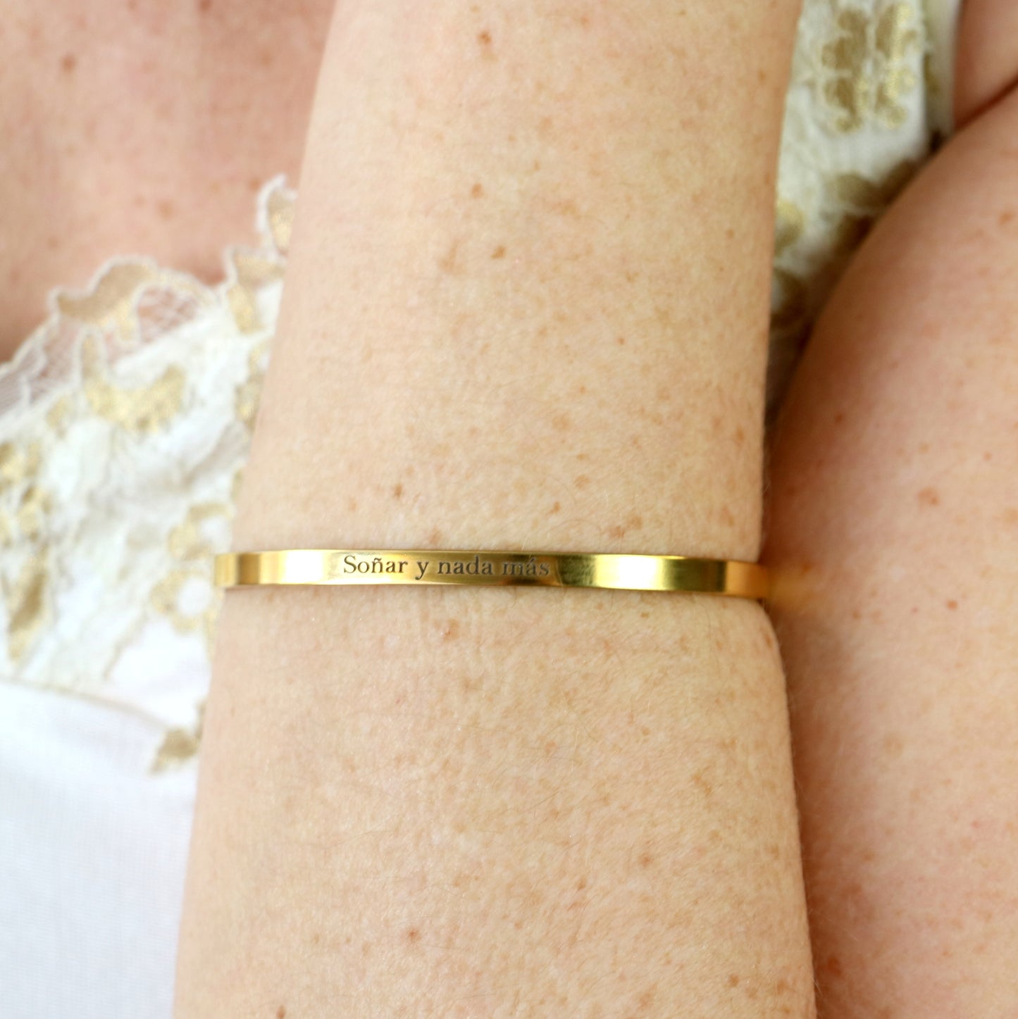 Bracelet jonc "Soñar y nada más" doré
