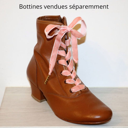 Pale pink velvet laces with golden tips