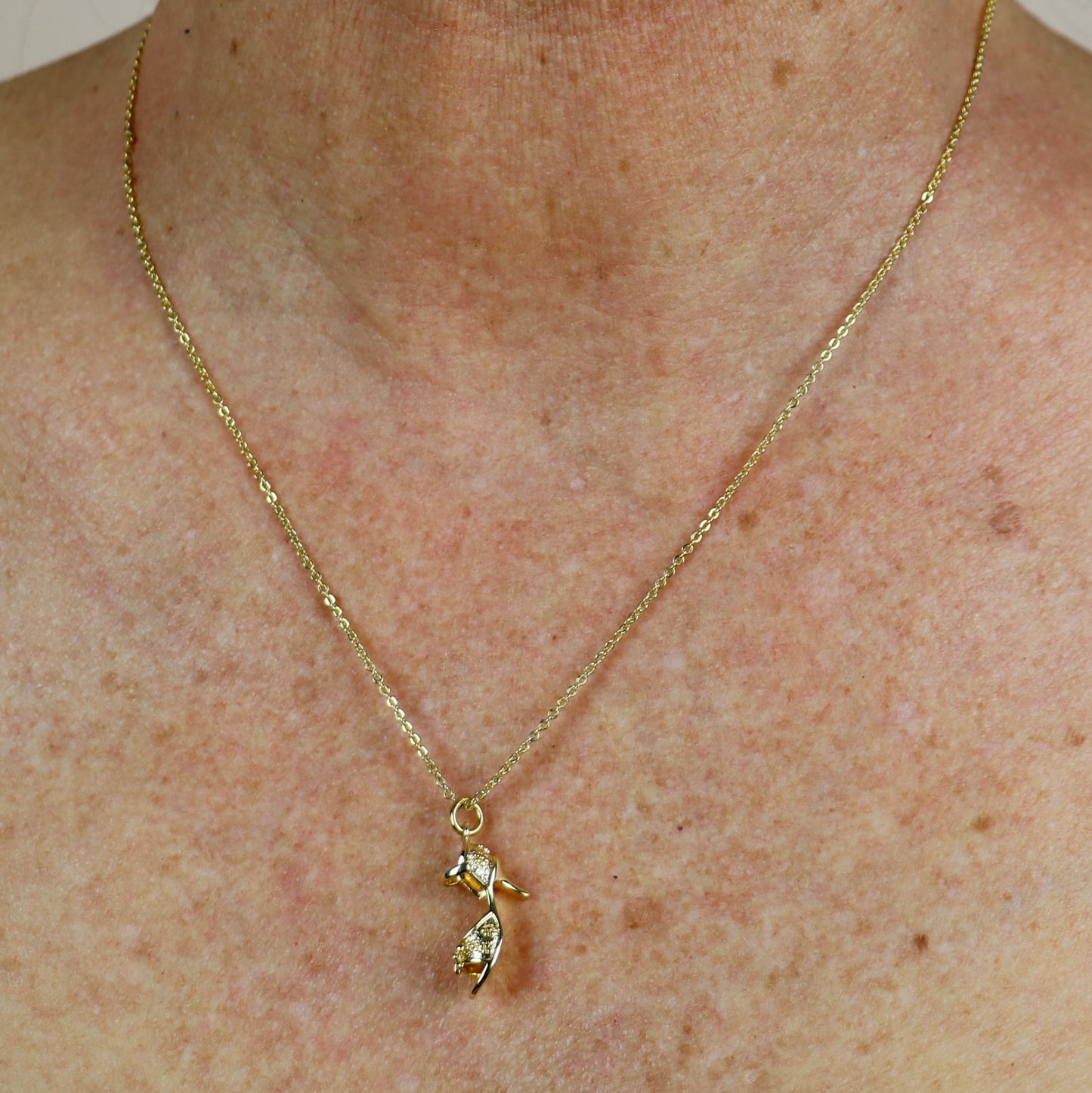 High-heeled shoe pendant - gold