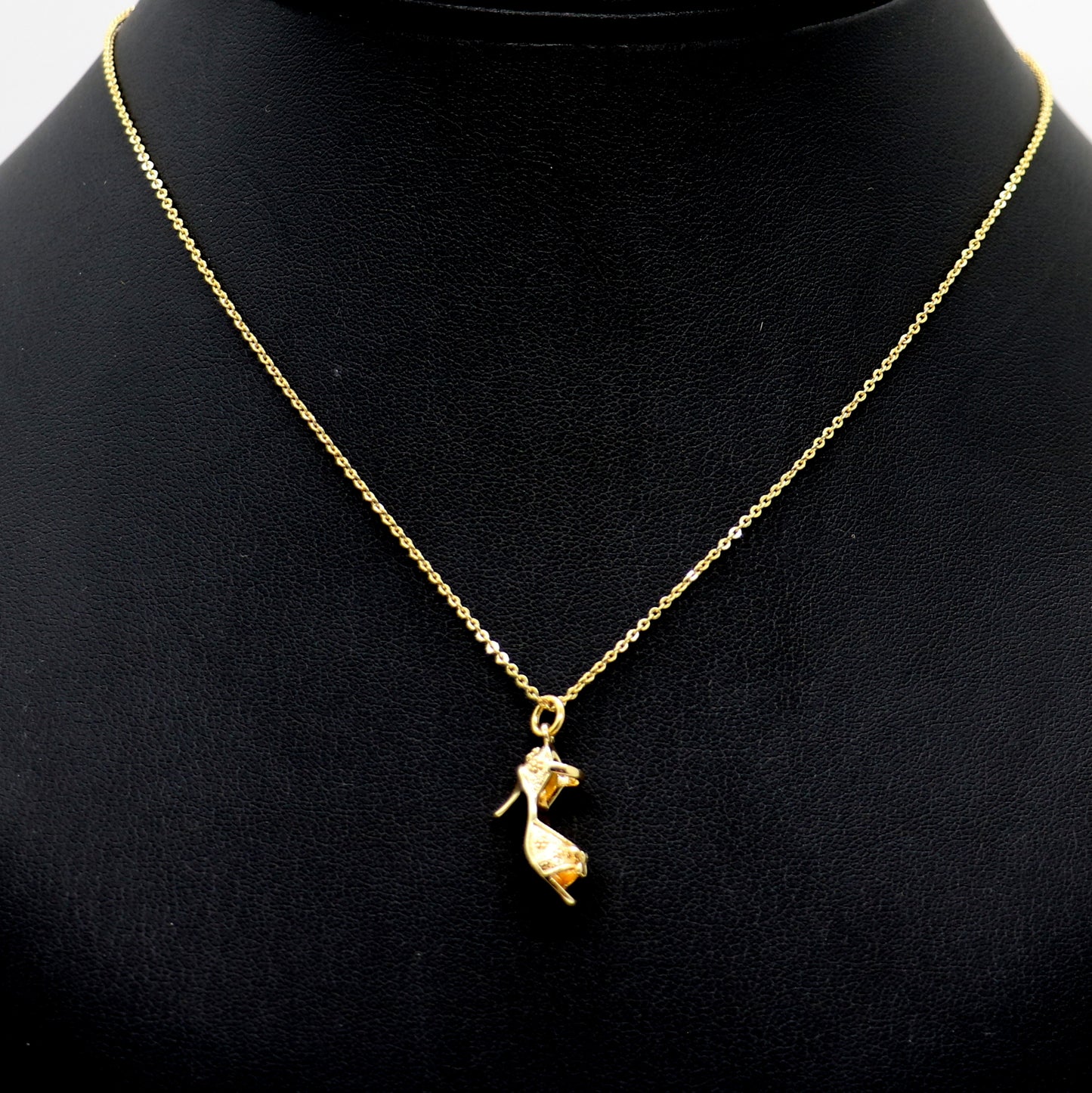 High-heeled shoe pendant - gold