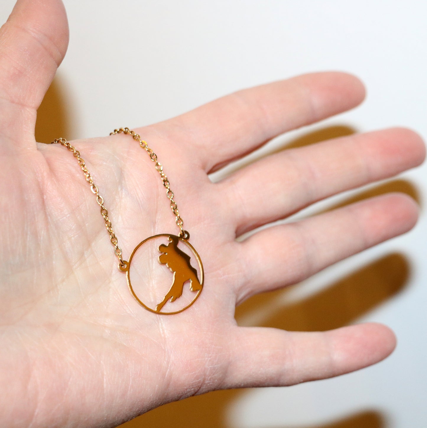 Collier médaillon danseurs de tango figure1 petit format - doré