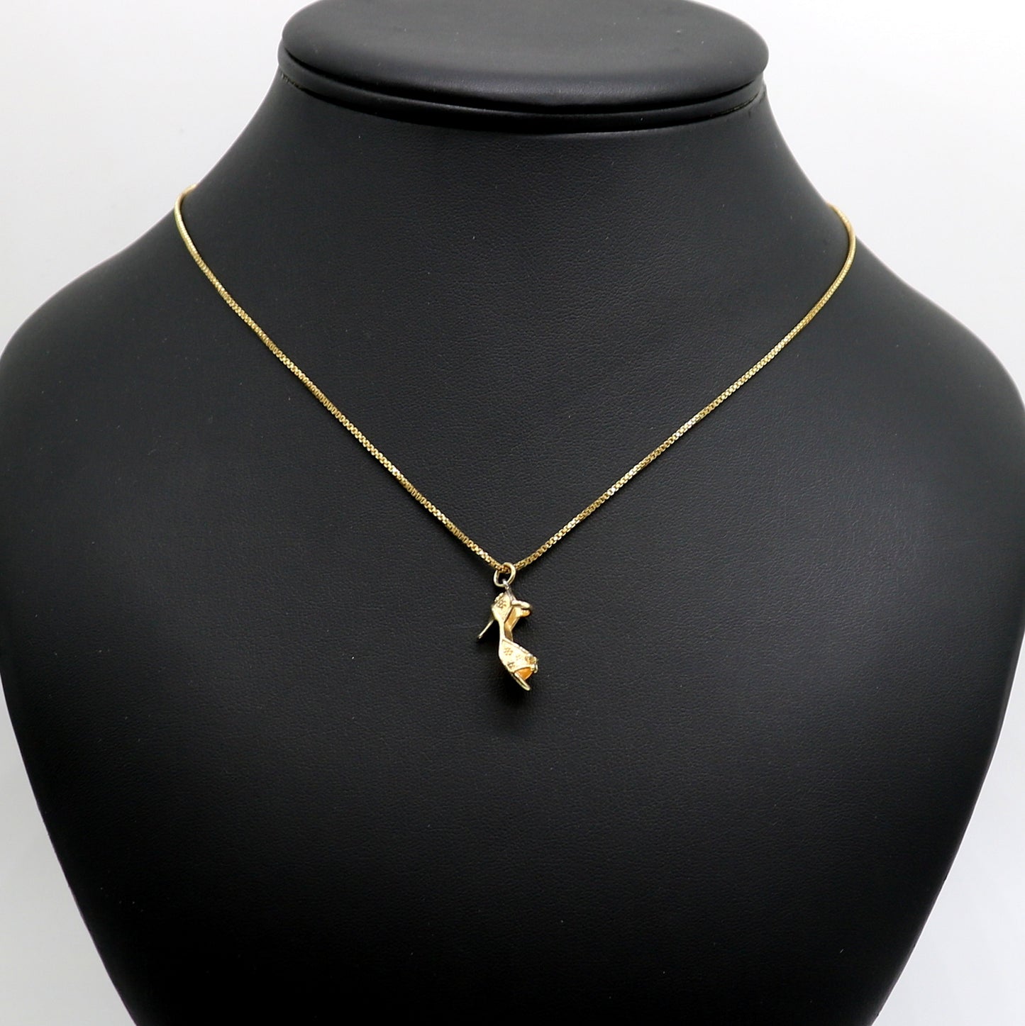 High-heeled shoe pendant - gold