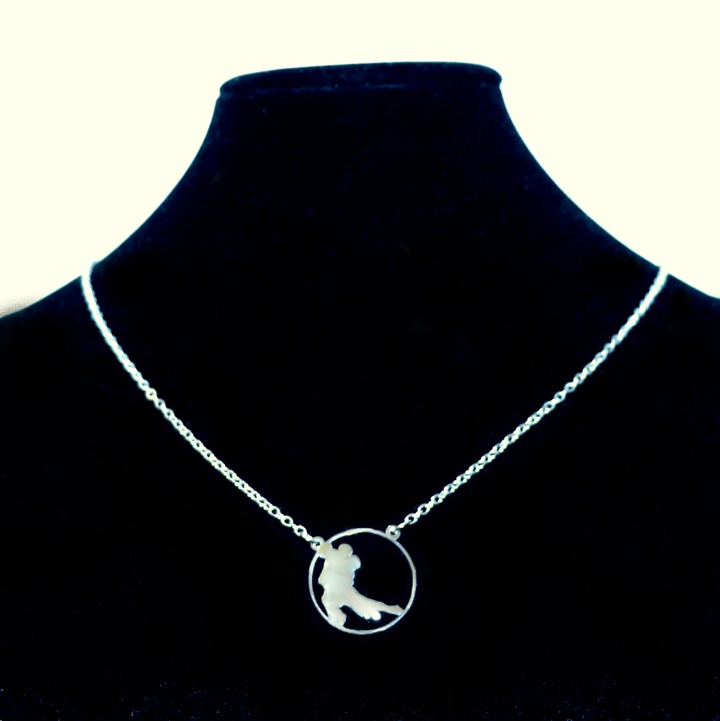 Collier médaillon danseurs de tango figure1 petit format - argenté