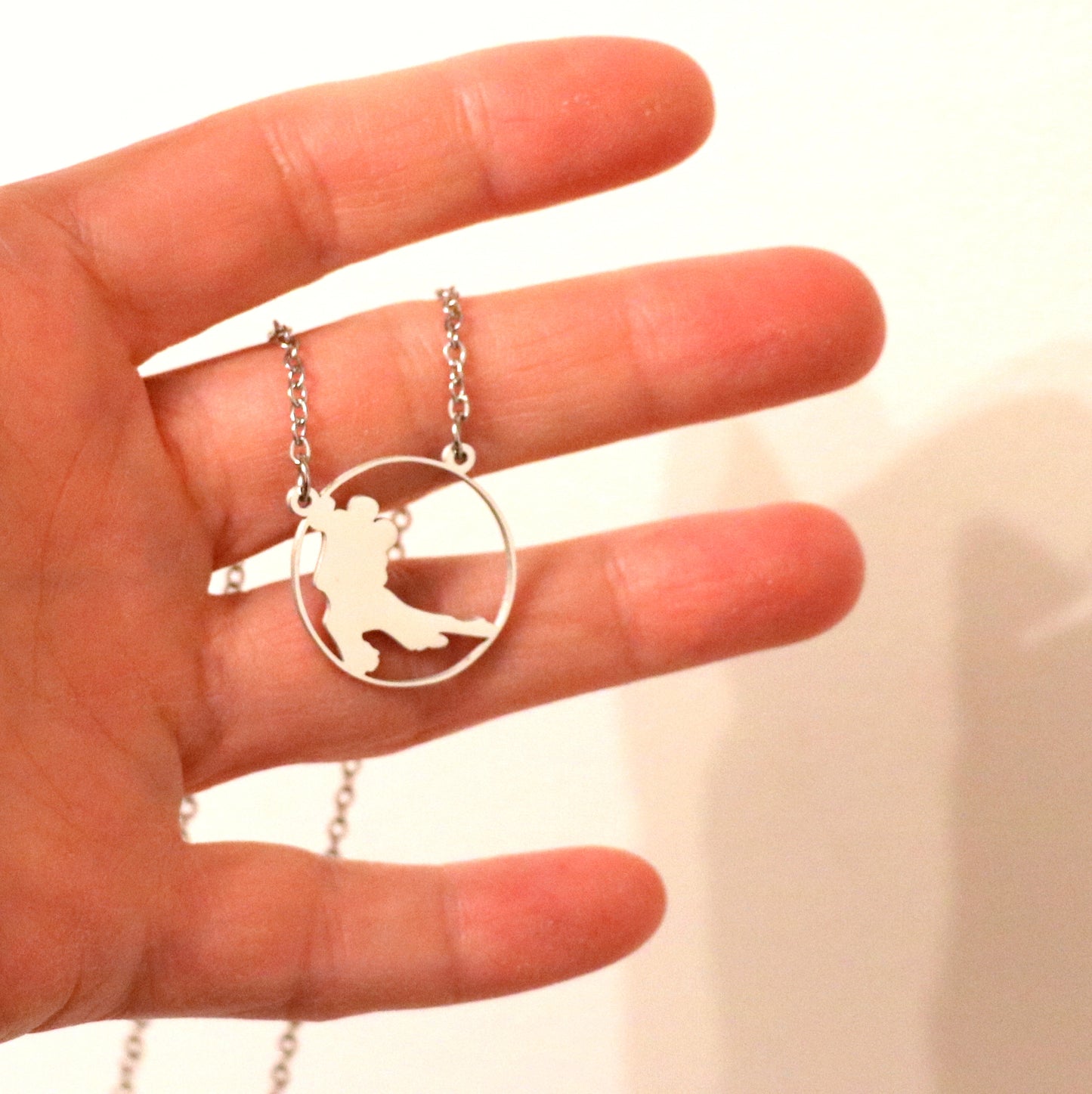 Collier médaillon danseurs de tango figure1 petit format - argenté