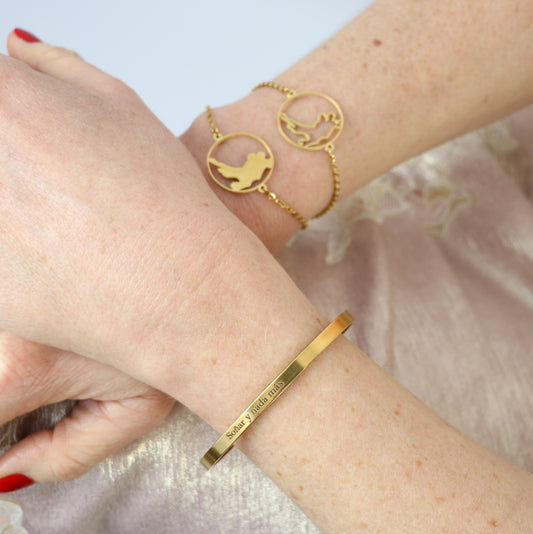 Gold “Soñar y nada más” bangle bracelet